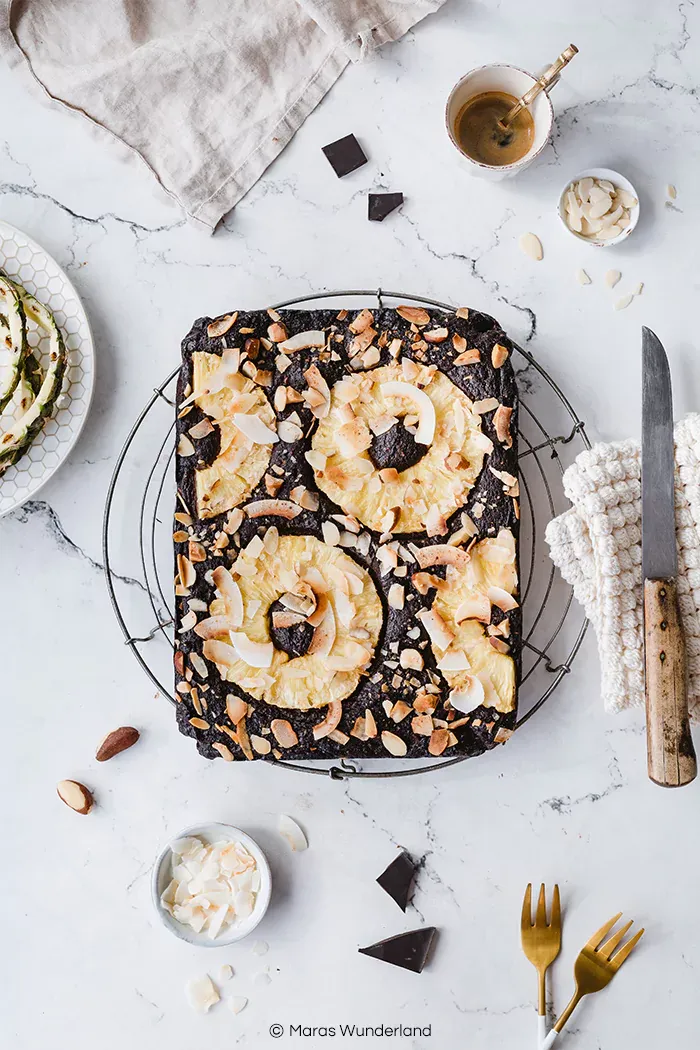 Gesunde, glutenfreie Ananas-Brownies. Super schokoladig und lecker. Mit Kakao und Mandeln. Saftig und fruchtig durch frische Ananas.