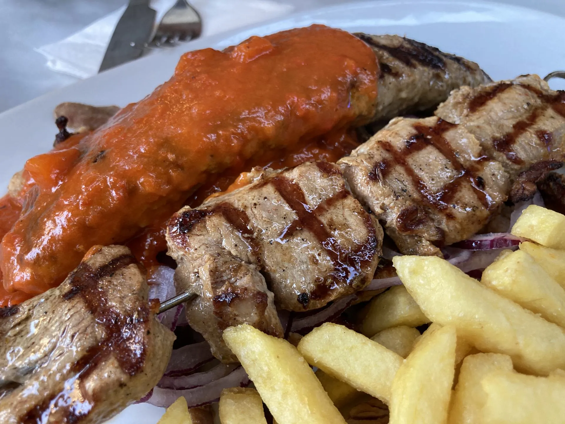 Grillteller mit Bifteki und Gyros im Odyssia Essen.