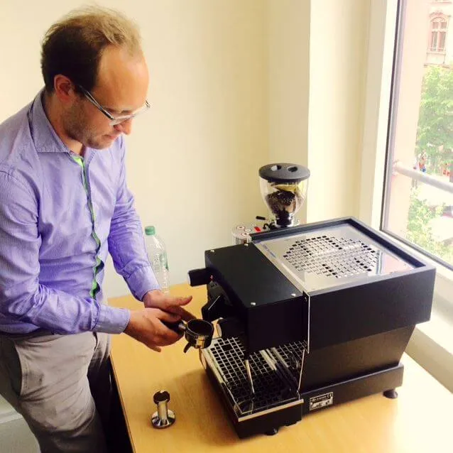 Kaffeebohnen im Siebtraeger La Marzocco in Benutzung