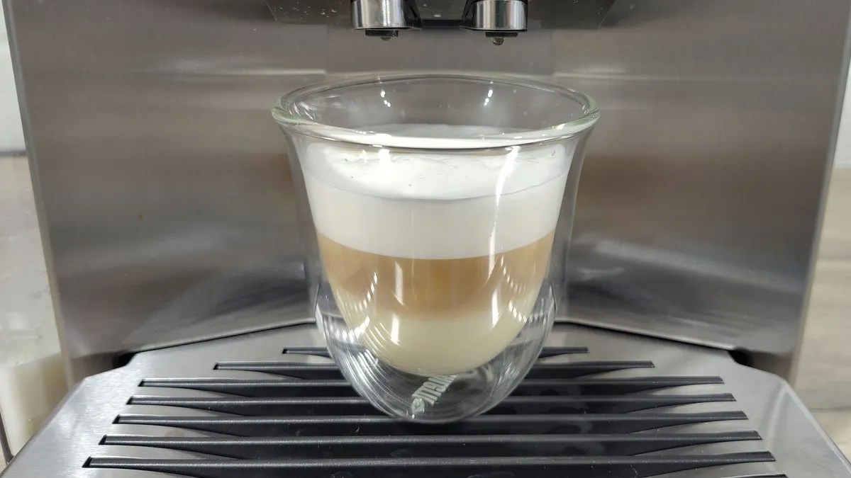 Latte Macchiato zubereitet mit dem Siemens EQ900 Plus Kaffeevollautomaten