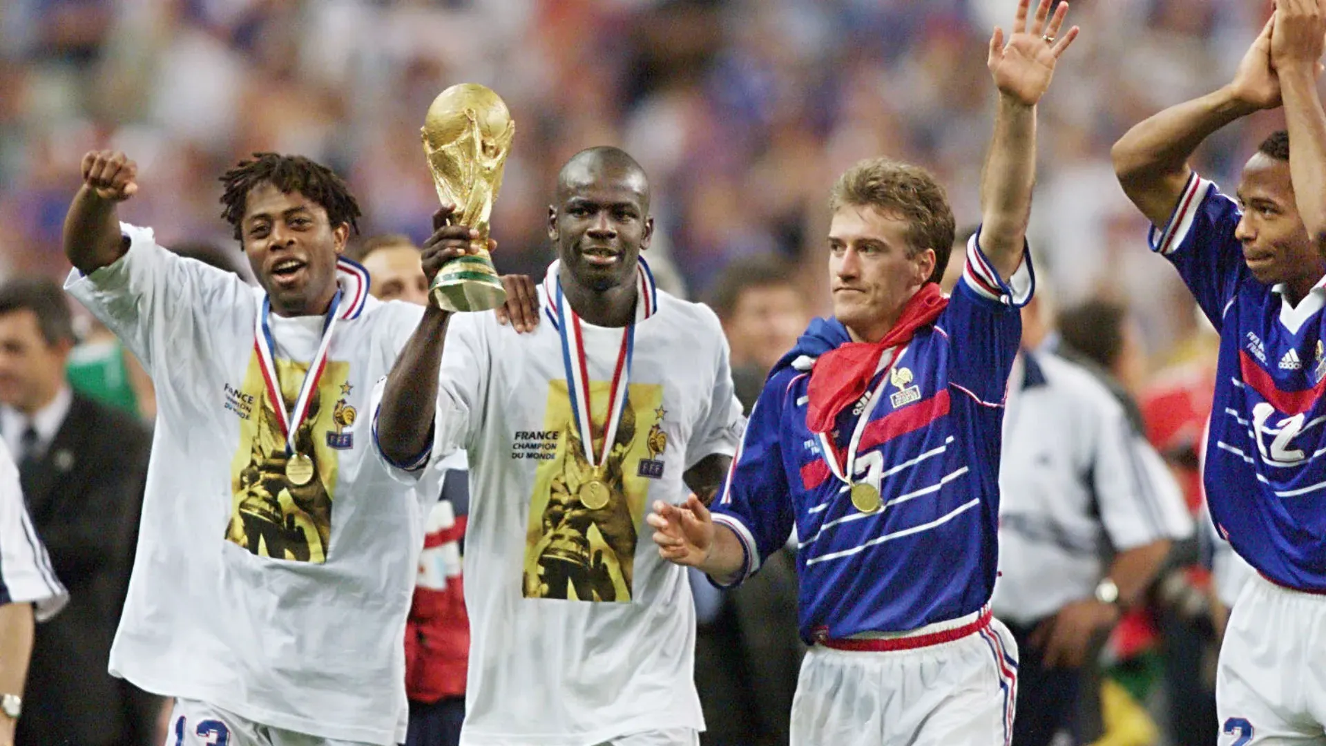Lilian Thuram und Didier Deschamps als Weltmeister 1998