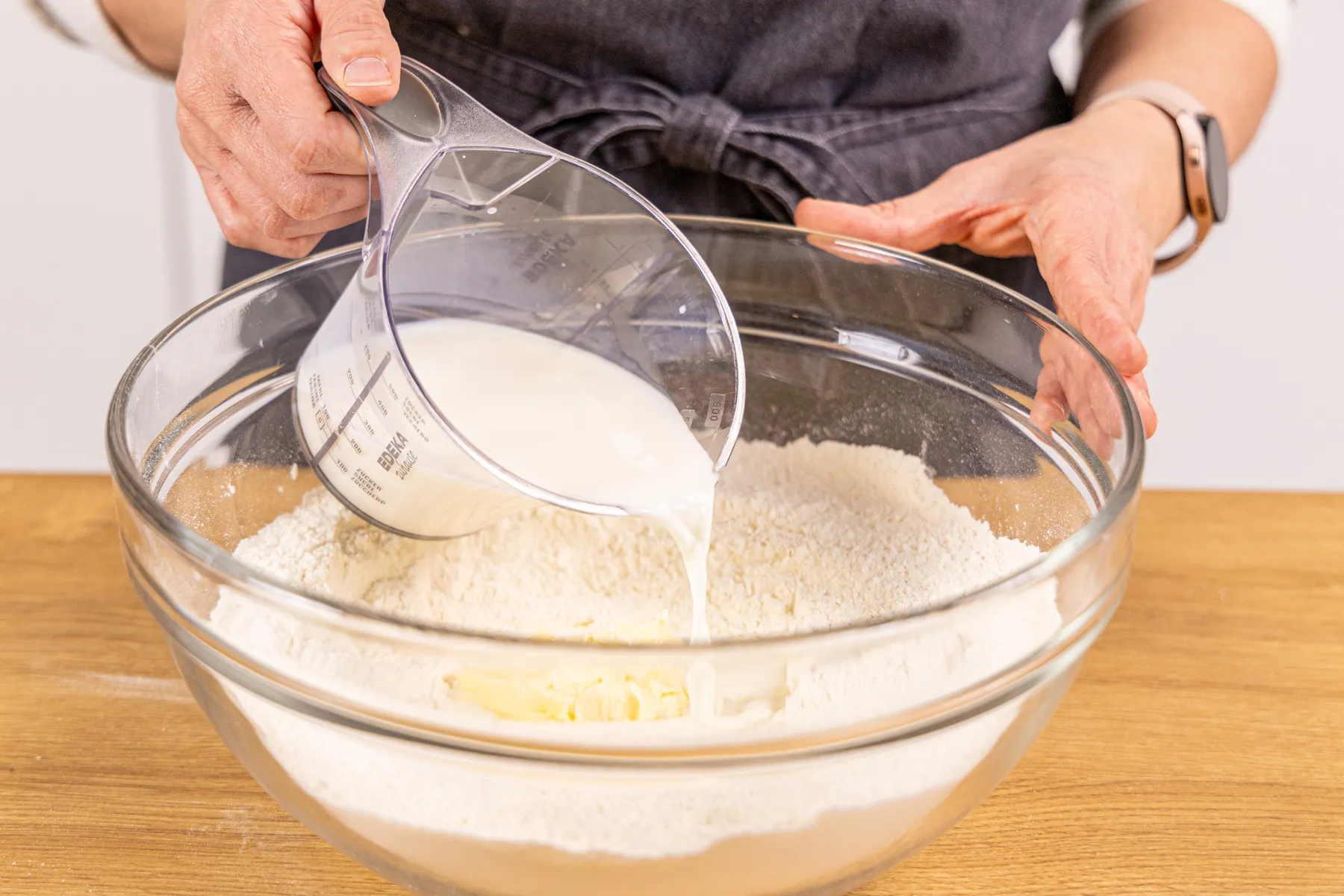 Milch in die Schüssel gießen