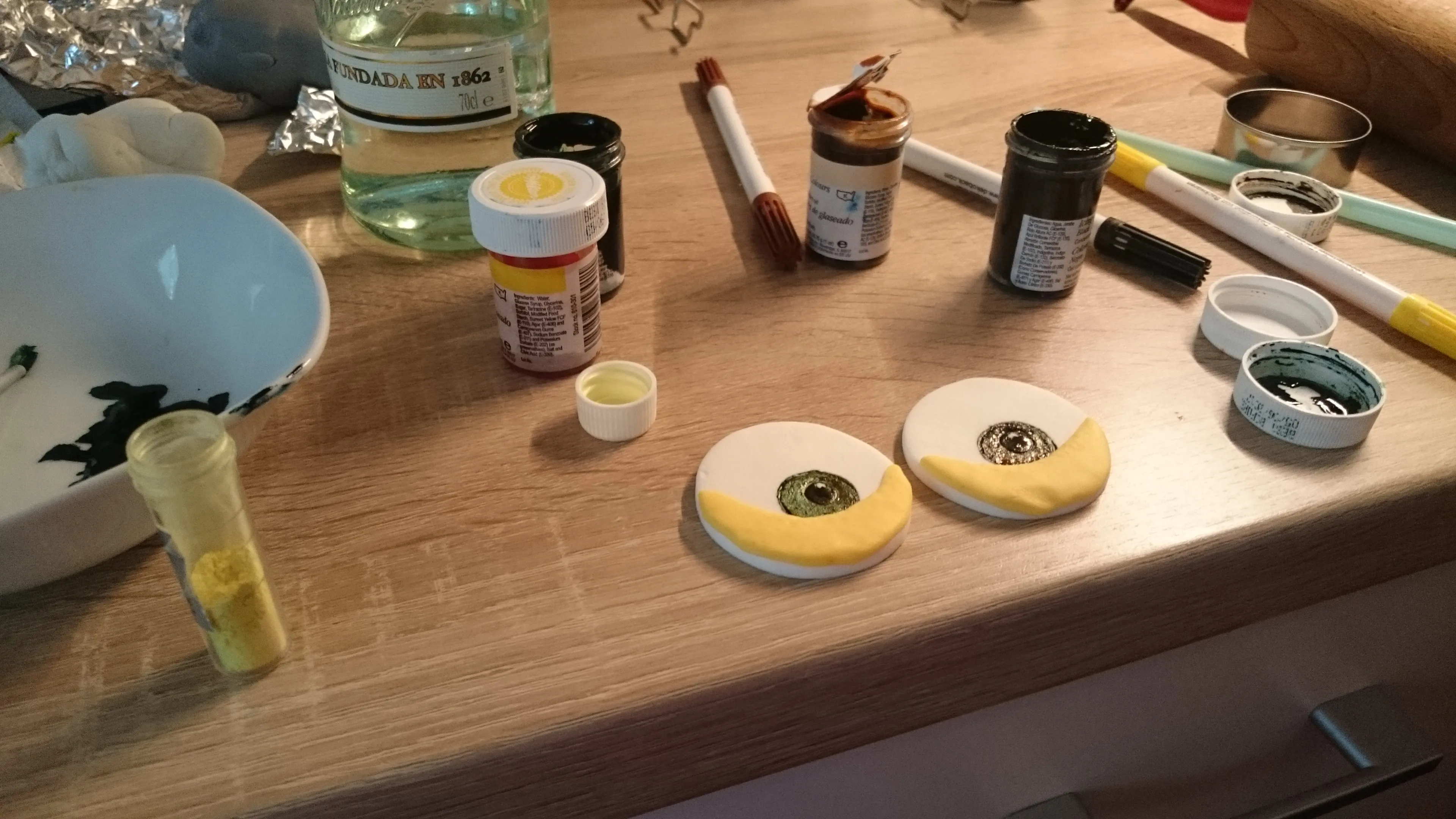 Minion Bob Torte mit gelbem Fondant eingekleidet