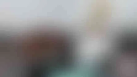 Nahaufnahme der verschiedenen Torten-Dummys und Materialien, die für die Super Mario Torte vorbereitet werden.