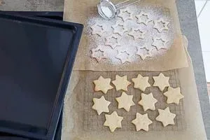 Plätzchen-Deckel mit Puderzucker bestäuben