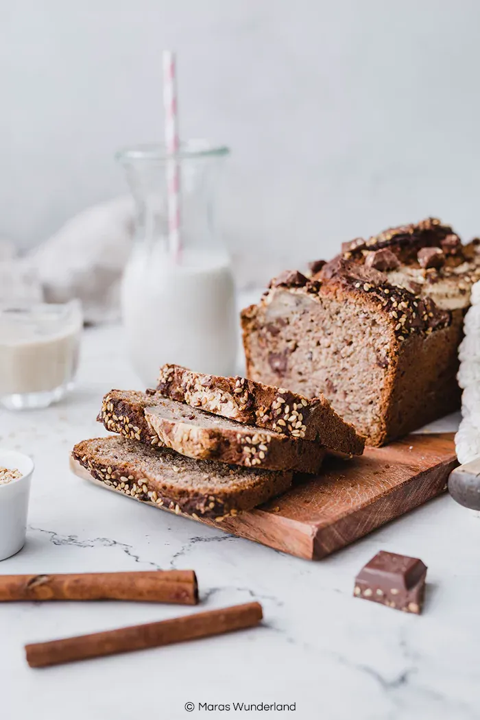 Rezept für gesundes, veganes Tahini Banana Bread mit Schokolade. Richtig schnell und einfach gemacht. Perfekt zum Frühstück oder zum Kaffee.