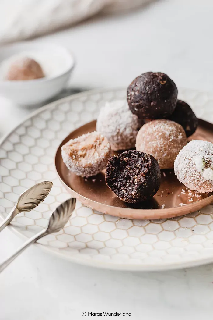 Rezept für zweierlei vegane Energy Balls. Gesund, glutenfrei, rohköstlich, zuckerfrei und richtig lecker. Schokolade-Nuss und Mandel-Kokos. Richtig schnell gemacht und eine wunderbare Geschenkidee.
