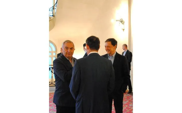 Rumänischer Außenminister Lazăr Comănescu im Gespräch mit dem französischen Botschafter