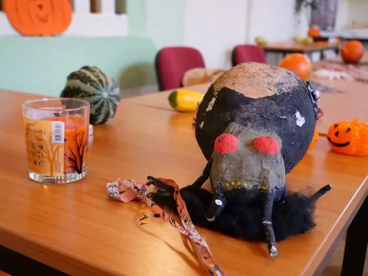 Schüler feiern Halloween-Party mit Kostümen und Aktivitäten.