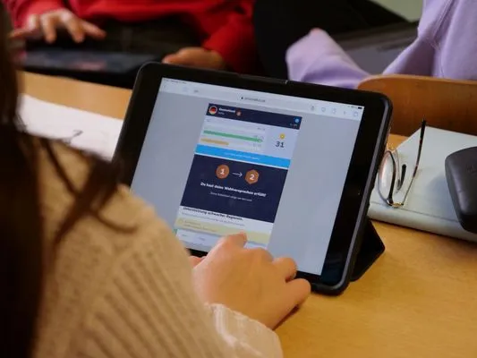 Schüler nehmen an einem digitalen EU-Planspiel teil.