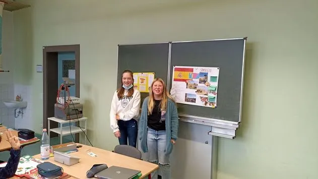 Schüler präsentieren Länderplakate.