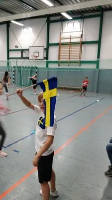 Schüler spielen Volleyball im Rahmen einer Europameisterschaft.