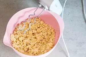 Spitzbuben-Zutaten mit einer Küchenmaschine oder einem Handmixer vermengen
