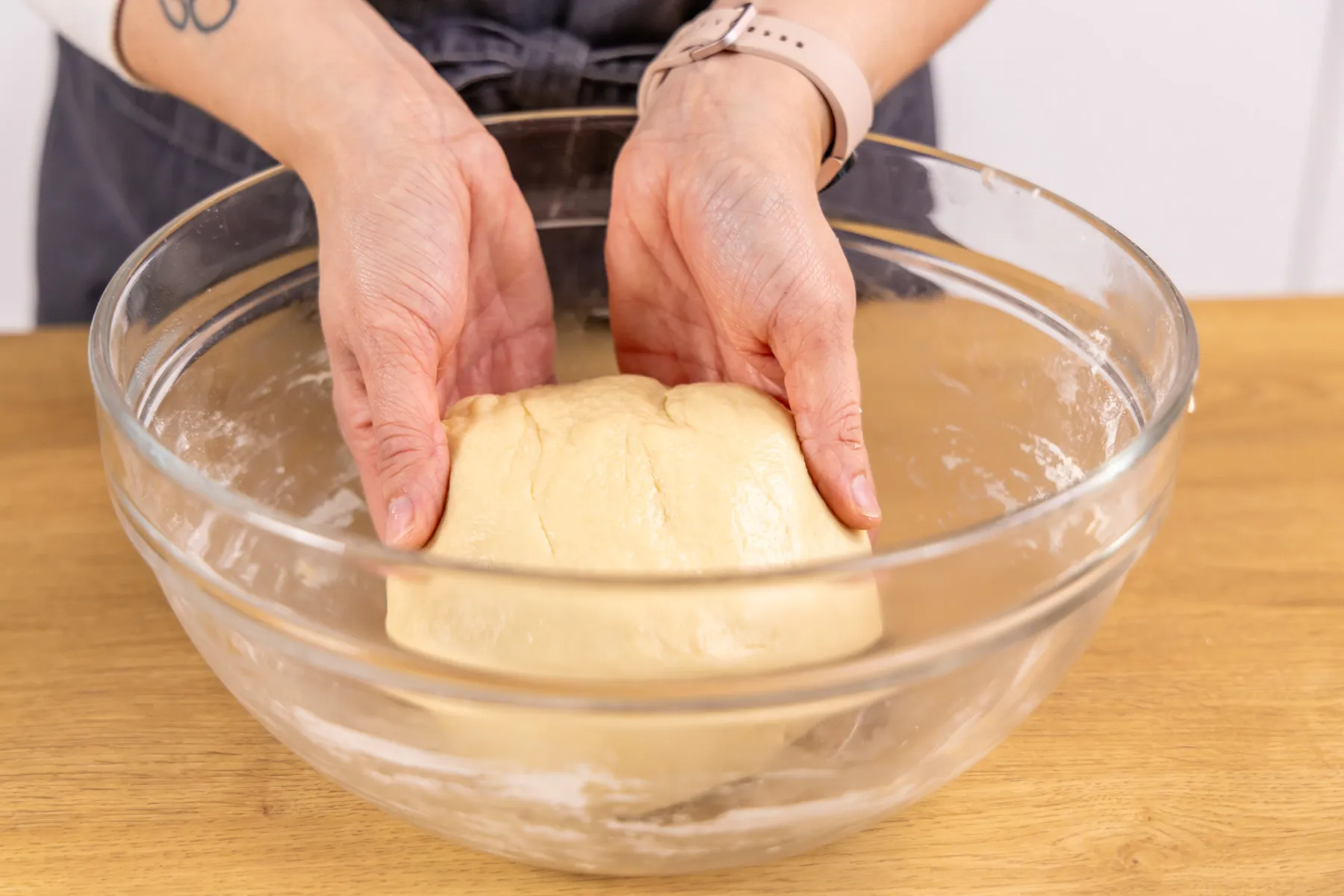 Teig in Schüssel legen