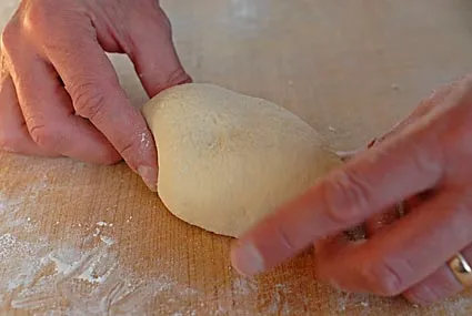 Teig zu kleinen ovalen Formen geformt