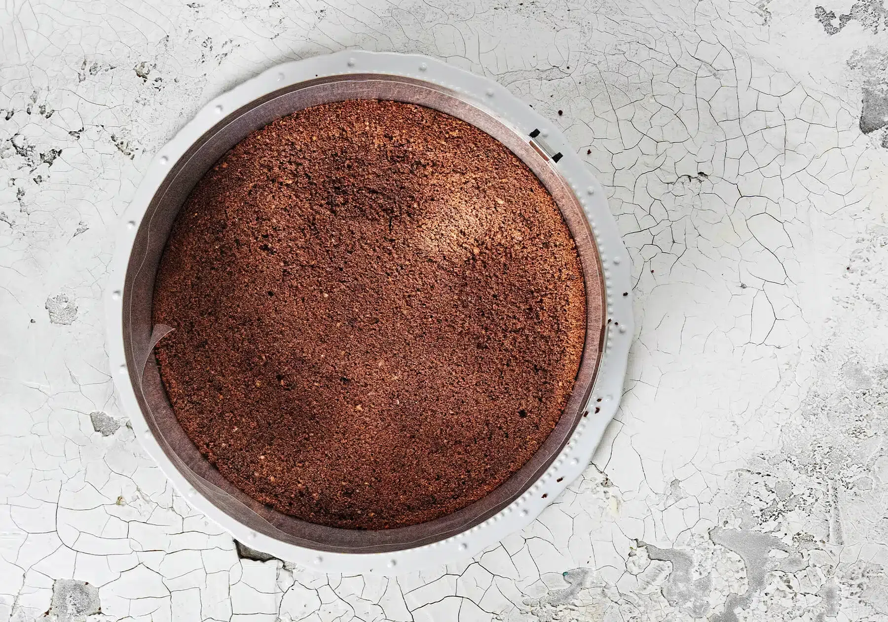 Tortenboden im Tortenring mit Folie