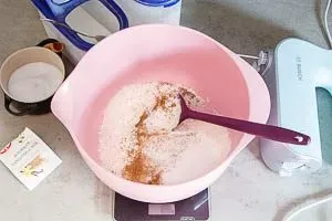 Trockene Zutaten für den Spitzbuben-Teig vermengen