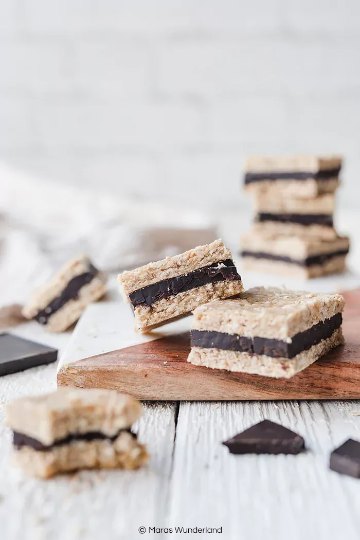 Vegane, gesunde und glutenfreie Schoko-Hafer-Riegel. Ein schnelles und einfaches Rezept ohne Backen. Super Snack, auch für Kinder.