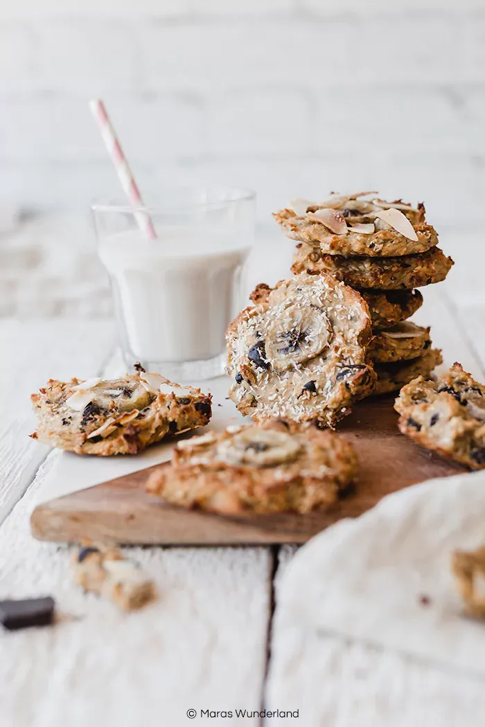 Vegane, glutenfreie Banana Cookies ever. Richtig lecker & soft, dazu paleo und ohne zugesetzten Zucker, nur aus den Früchten. Dazu schnell & einfach gemacht und auch der perfekte süße Snack für Kinder.