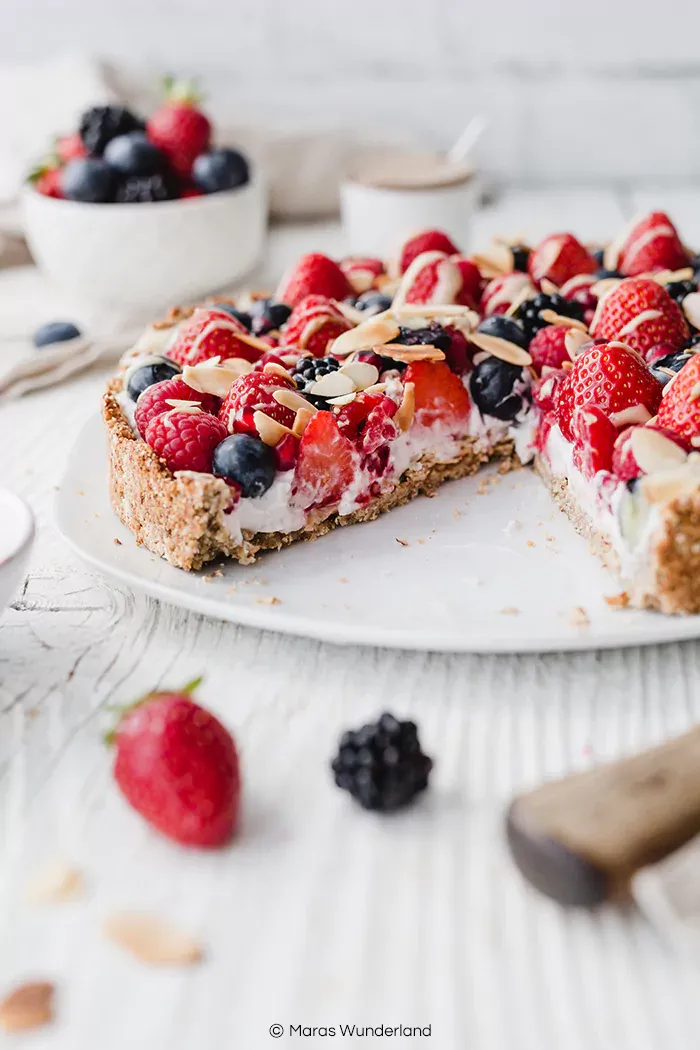 Vegane, glutenfreie und zuckerfreie Beeren-Kokos-Tarte. Richtig schnell und einfach gemacht, cremig und knusprig. Perfekt für den Sommer.