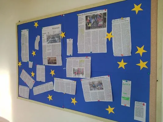 Wandplakat mit europäischen Nachrichtenmeldungen.