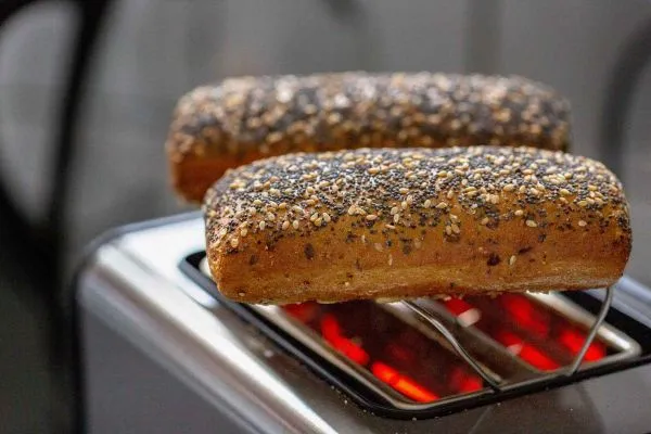 Zwei Brötchen auf dem Toaster.