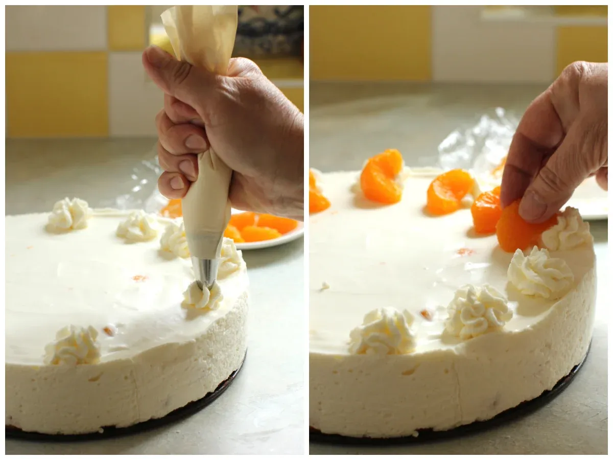 2-teilige Fotocollage vom Aufspritzen von Rosetten auf die Torte und dem Hinzufügen der Mandarinenstücke.