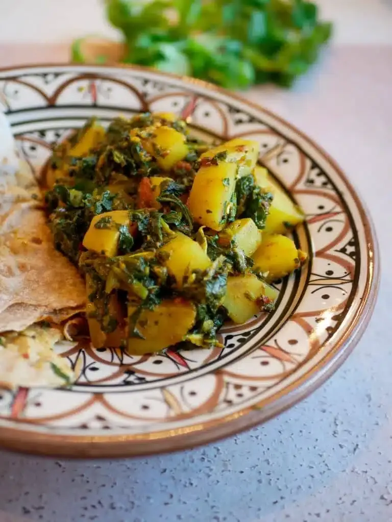 Aloo Palak, ein Kartoffel-Spinat-Curry in einer Schale