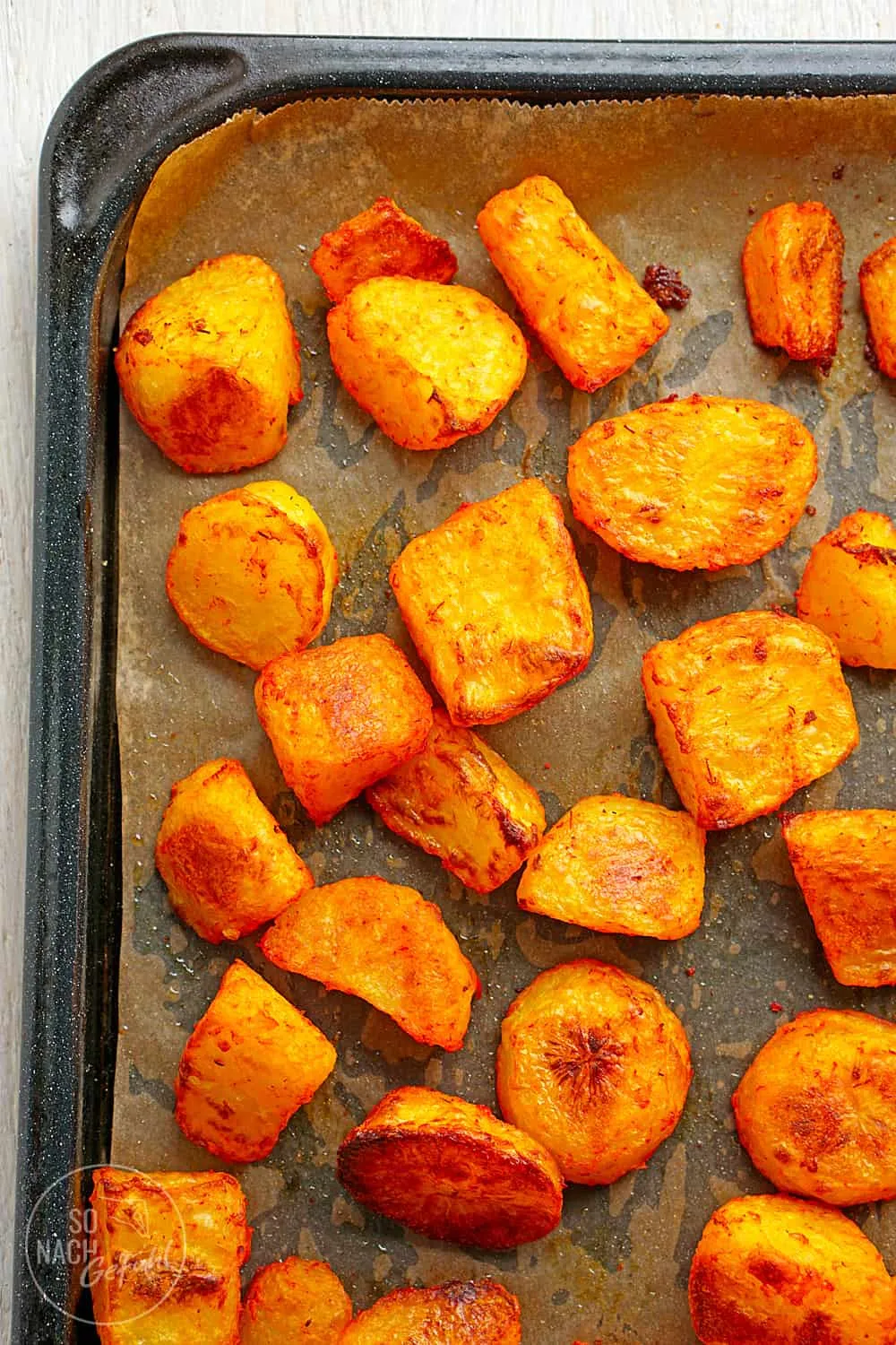 Appetitliche Schüssel knusprig-aromatischer Safrankartoffeln