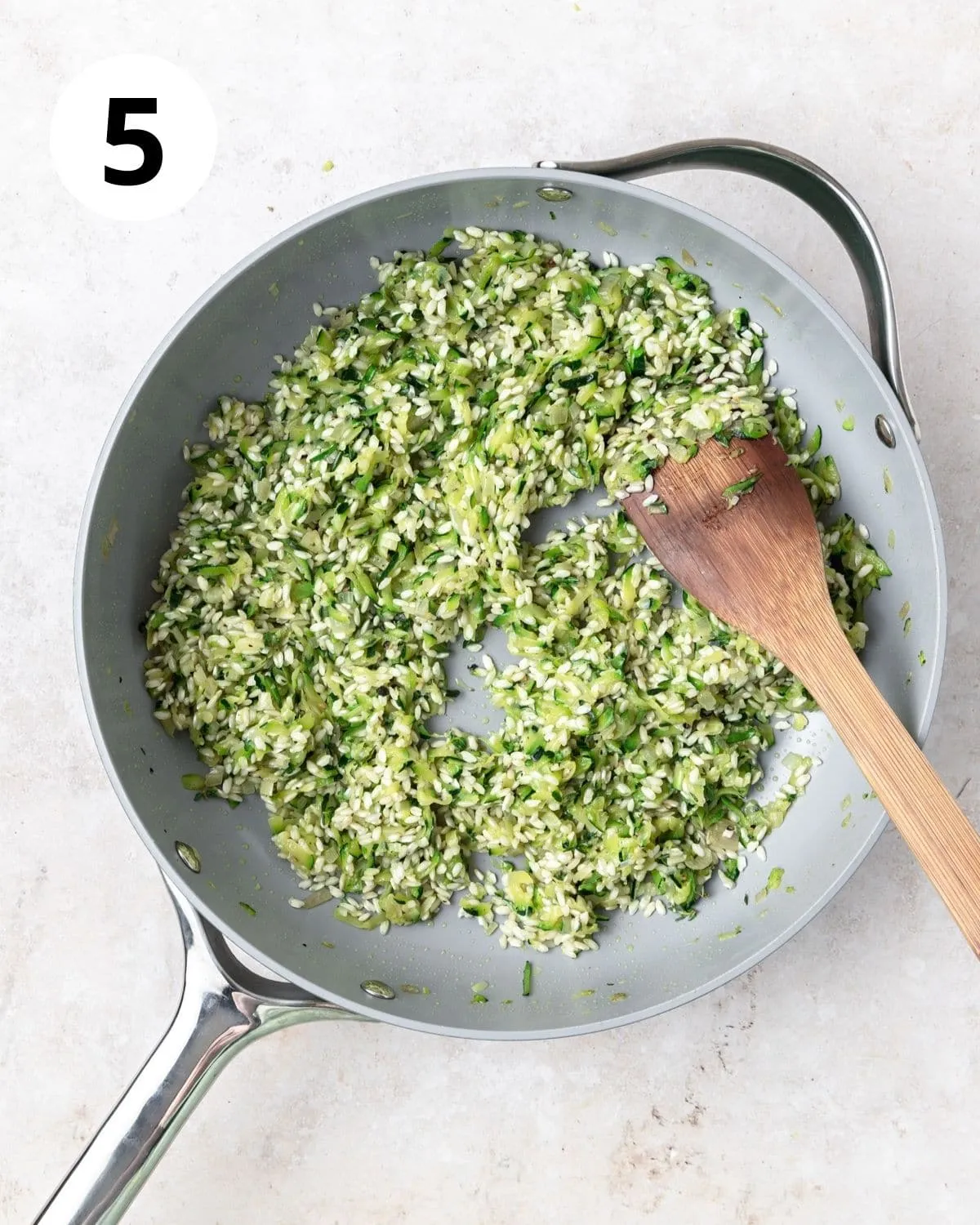 Arborio Reis in die Pfanne geben und anrösten.