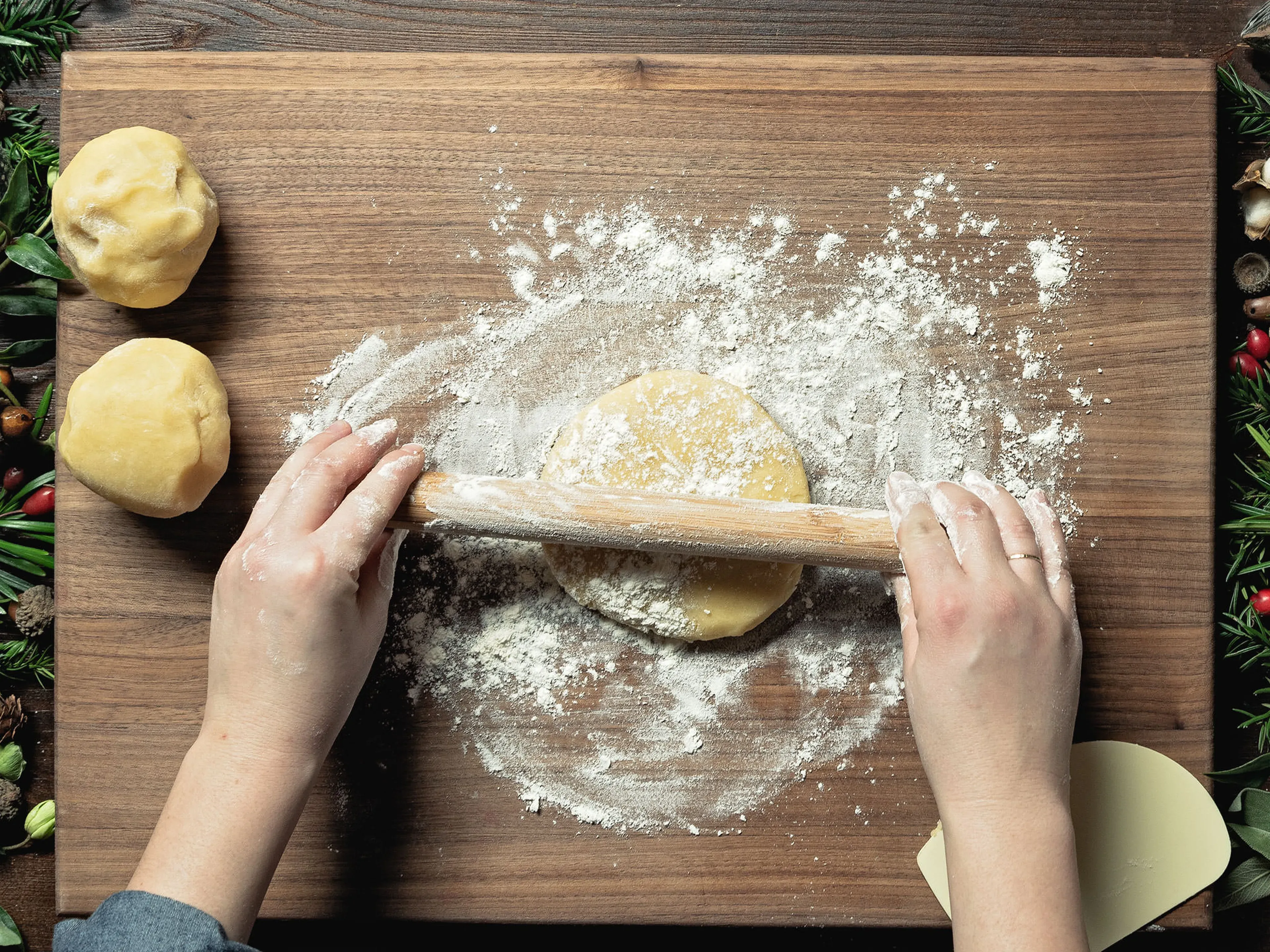 Auf einer bemehlten Arbeitsfläche den gekühlten Teig dritteln. Zwei Stücke zu Kreisen ausrollen, die in die Springform passen. Dies werden der obere und untere Boden. Eine Teigplatte in den Boden der gefetteten Springform legen und andrücken, dann den Boden mit einer Gabel mehrmals einstechen. Den restlichen Teig zu einer Rolle formen, in drei Stücke schneiden und flach ausrollen – dies wird der Rand des Kuchens. An den Rand der Form drücken, um eine Verbindung mit dem unteren Boden herzustellen. Den Teig in der Form (und den oberen Boden) für ca. 1 Stunde kühlen.