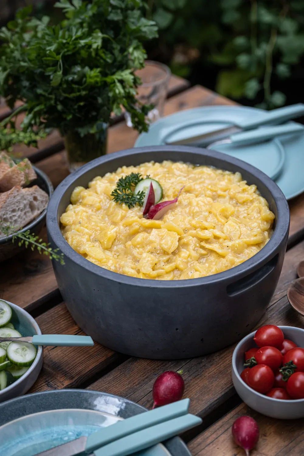 Authentischer schwäbischer Kartoffelsalat in einer Schüssel