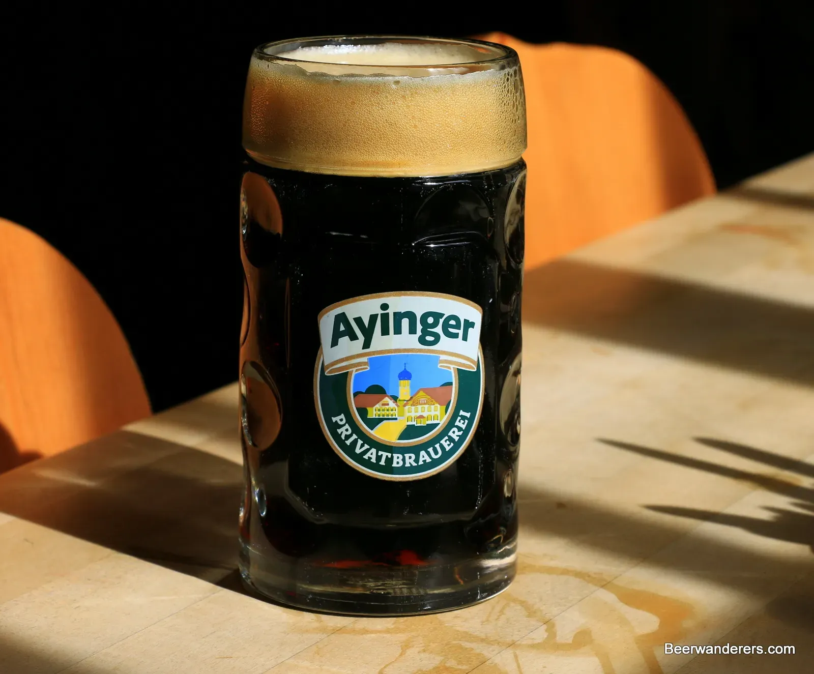 Ayinger Celebrator Doppelbock im Krug mit hellem Schaum vom Fass