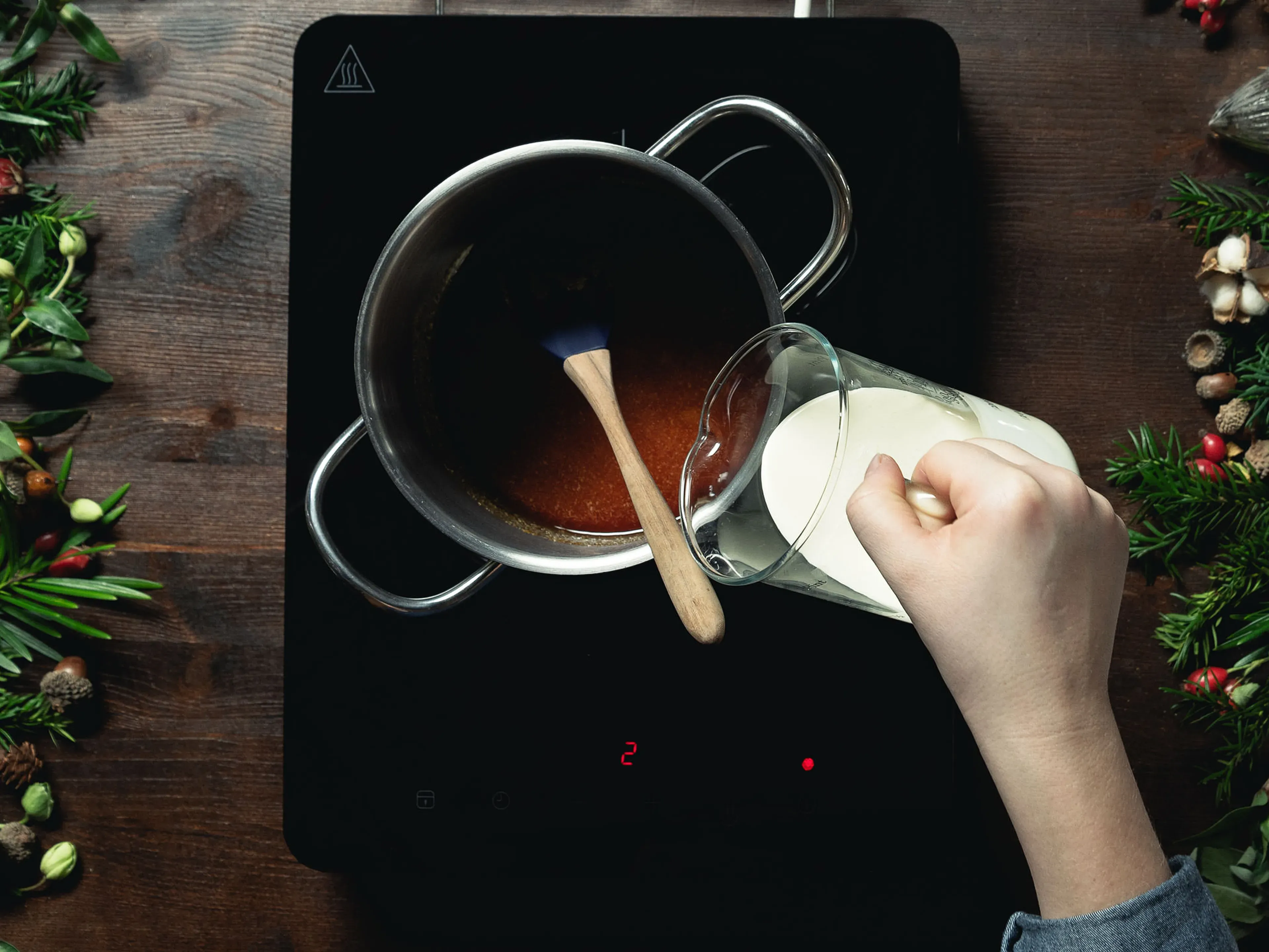 Backofen auf 200°C/400°F vorheizen. Die Walnüsse für die Füllung grob hacken. Zucker in einem kleinen Topf karamellisieren, dann Sahne hinzufügen und köcheln lassen, bis eine dickflüssige Karamellsauce entsteht. Walnüsse und Honig hinzufügen und umrühren. Abkühlen lassen.