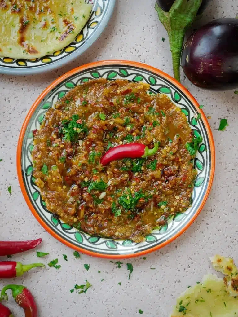 Baingan ka Bharta, ein pakistanisches Auberginenpüree, in einer Schale