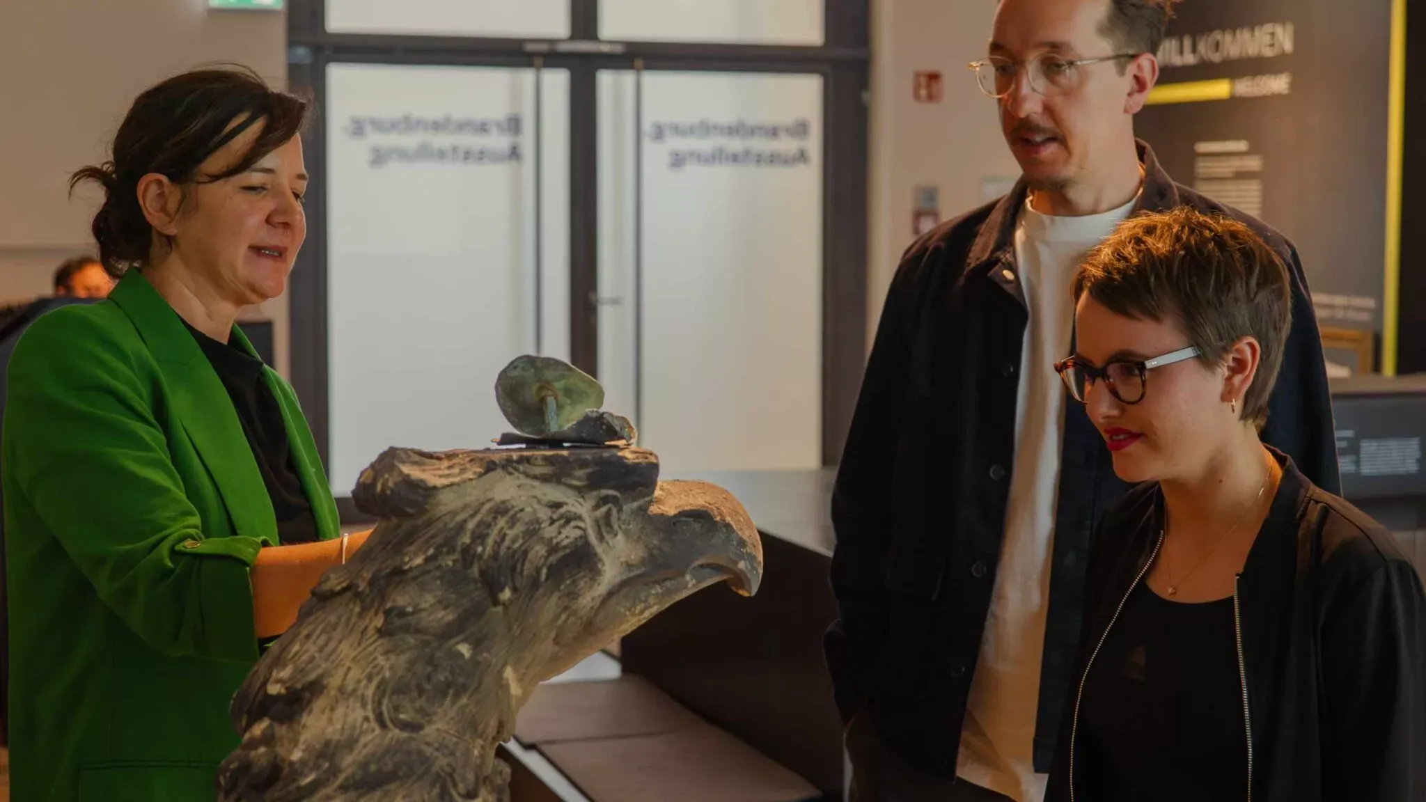 Besucherinnen und Besucher mit einem Adler in der Brandenburg.Ausstellung