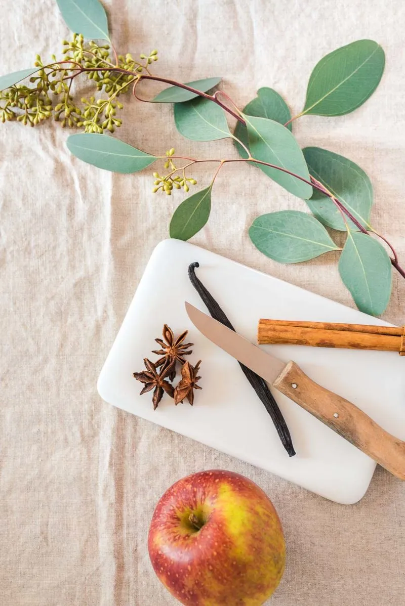 Bratapfelpunsch in einem Krug, bereit zum Servieren