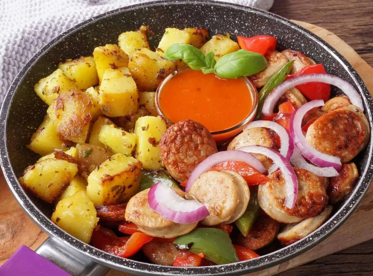 Bratwurstpfanne mit Zwiebeln und Paprika