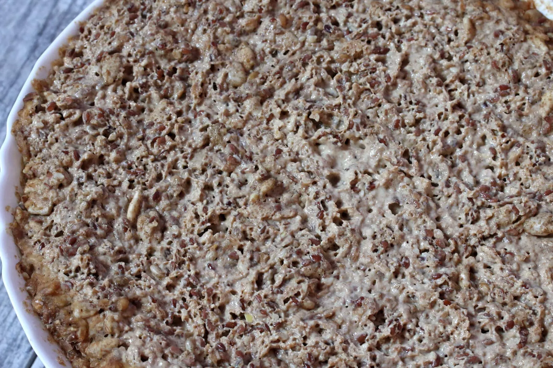 Brotaufstrich fermentiert in einer Glasschüssel, locker abgedeckt