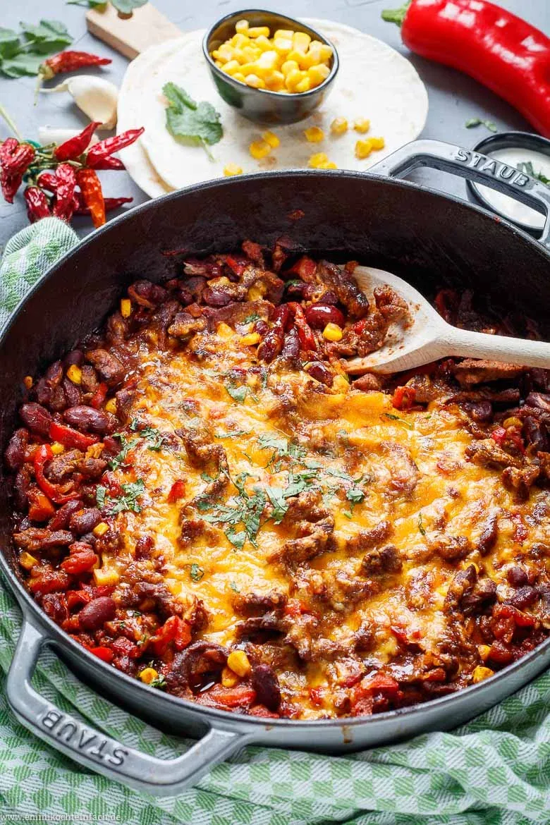 Bunte Tex Mex Steak Pfanne mit Gemüse in einer Gusspfanne