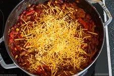 Cheddar-Käse über die Pfanne streuen und im Ofen schmelzen lassen