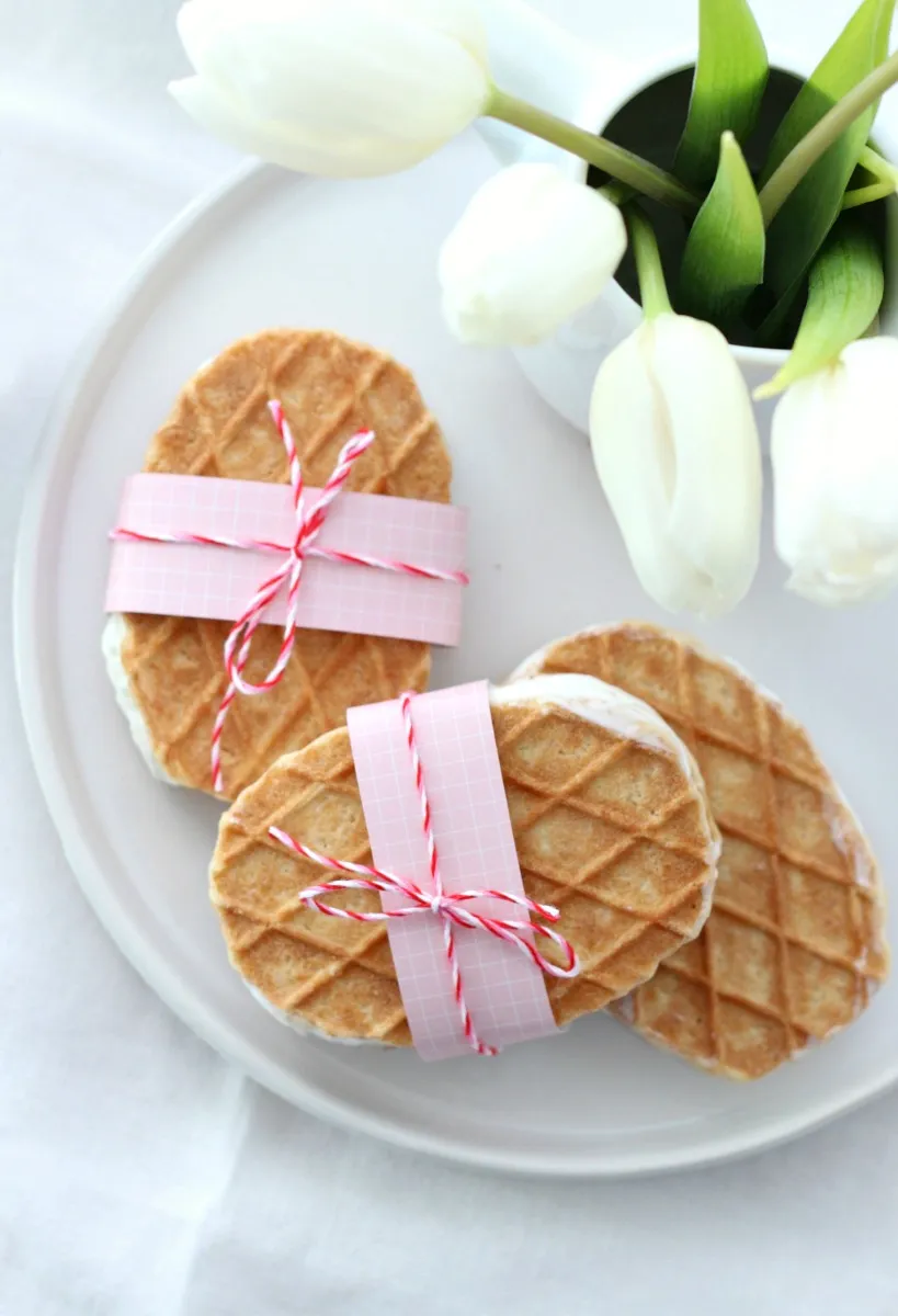 Cheesecake-Eis in einer Waffel, perfekt für Ostern