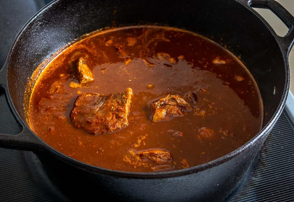 Chili nach Zugabe von Rindfleisch und gerösteten Tomaten