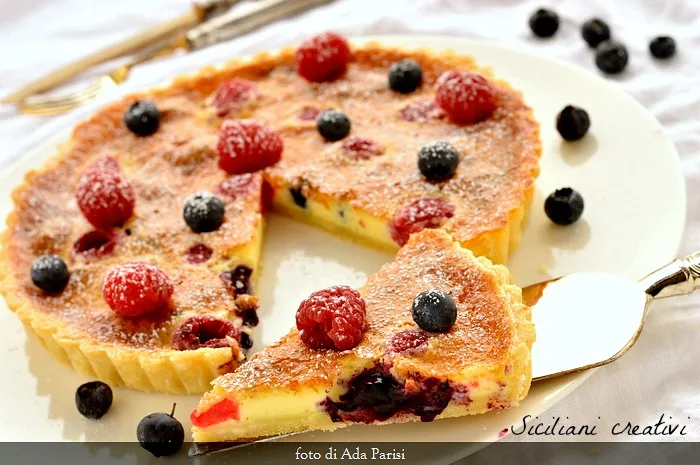 Cremige Beerentorte mit Himbeeren und Blaubeeren