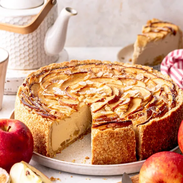 Cremiger Apfel Marzipan Käsekuchen mit Streuselboden und leckerer Marzipanfüllung. Ein einfaches und gelingsicheres Rezept. Emmas Lieblingsstücke