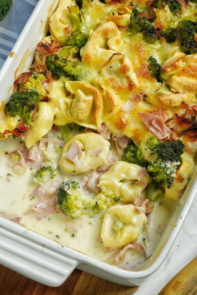 Cremiger Tortelliniauflauf mit Brokkoli, Schinken und Mozzarella
