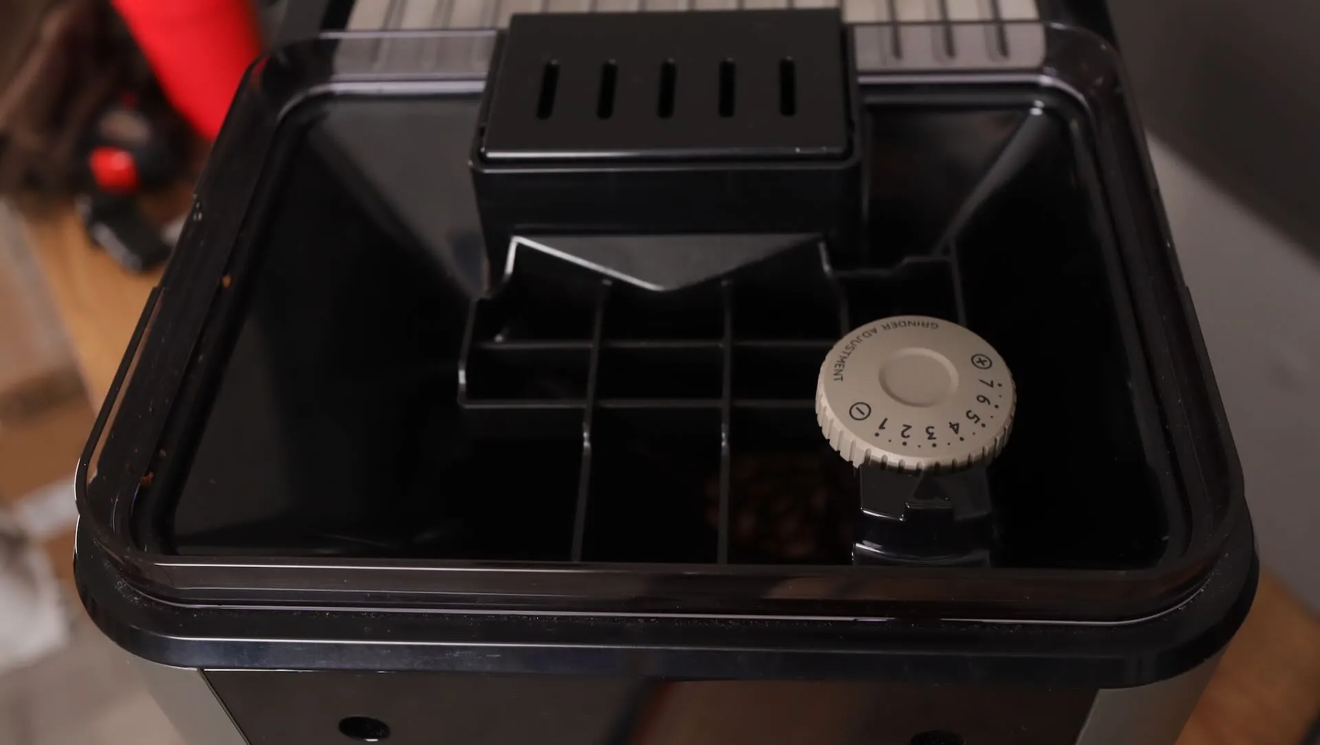 DeLonghi Eletta Explore mit Bohnenbehälter