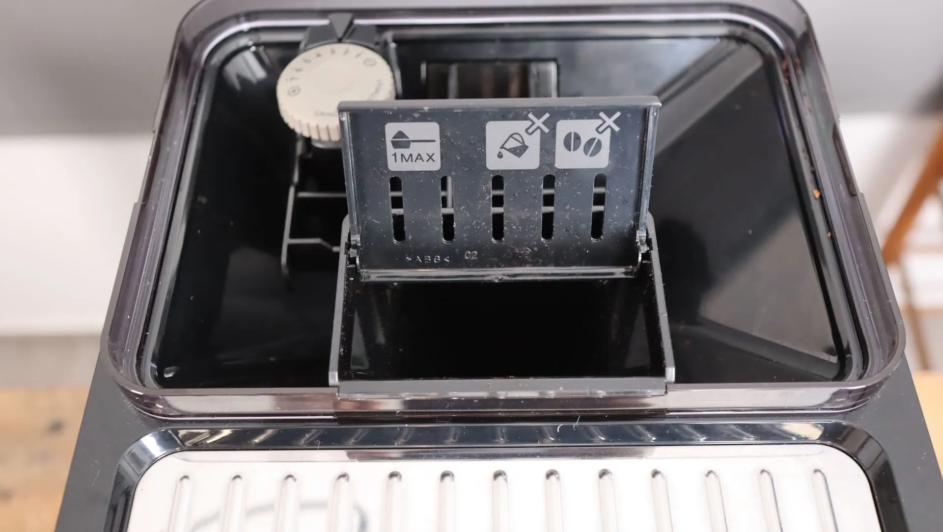 DeLonghi Eletta Explore mit Einfüllöffnung für vorgemahlenen Kaffee