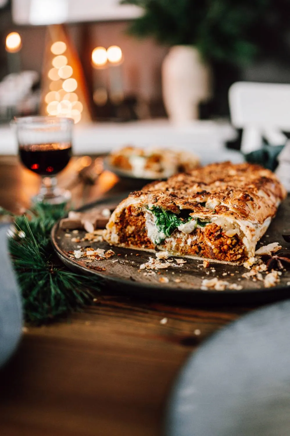 Der aufgeschnittene Veggie Wellington zeigt die aromatische Füllung und Spinatschicht