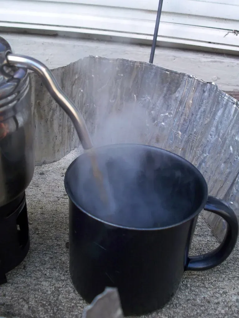 Der Esbit Kaffeezubereiter in Aktion mit brennendem Festbrennstoff